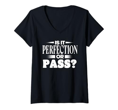 Damen Is It Perfection or Pass? T-Shirt mit V-Ausschnitt Damen Is It Perfection or Pass? T-Shirt mit V-Ausschnitt von Design Perfection Pass Motivation Humor Boldness