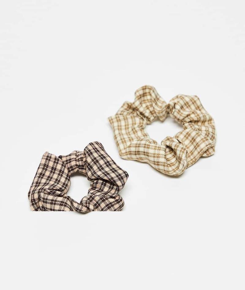 DesignB London - 2er-Pack Scrunchie-Haargummis in Neutral mit Vichy-Karo von DesignB London