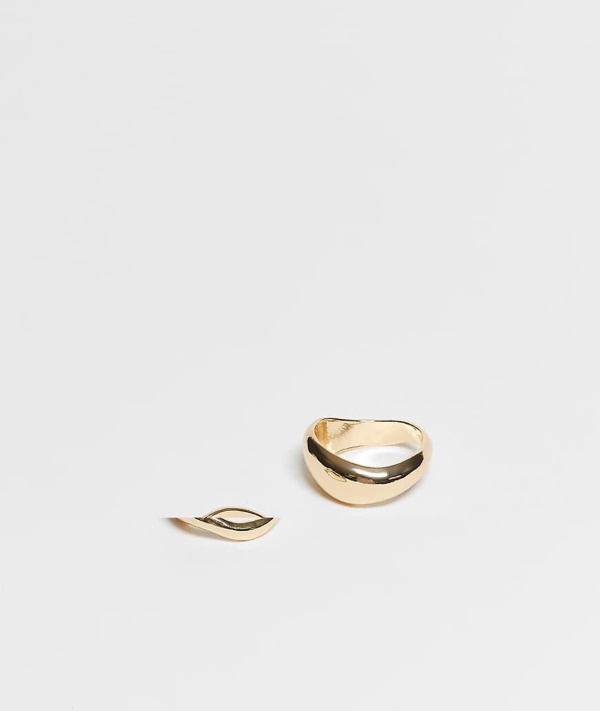 DesignB London - 2er-Pack goldfarbene Ringe im Schmelzdesign DesignB London - 2er-Pack goldfarbene Ringe im Schmelzdesign von DesignB London