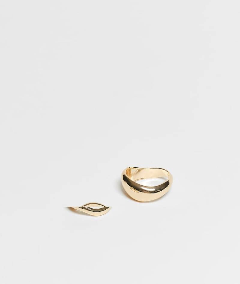 DesignB London - 2er-Pack goldfarbene Ringe im Schmelzdesign von DesignB London
