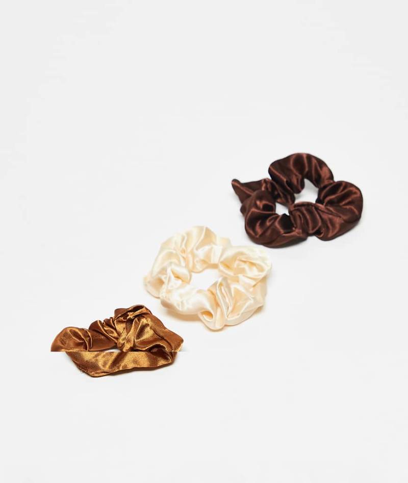 DesignB London - 3er-Pack Haar-Scrunchies aus Satin in warmen, neutralen Farben von DesignB London