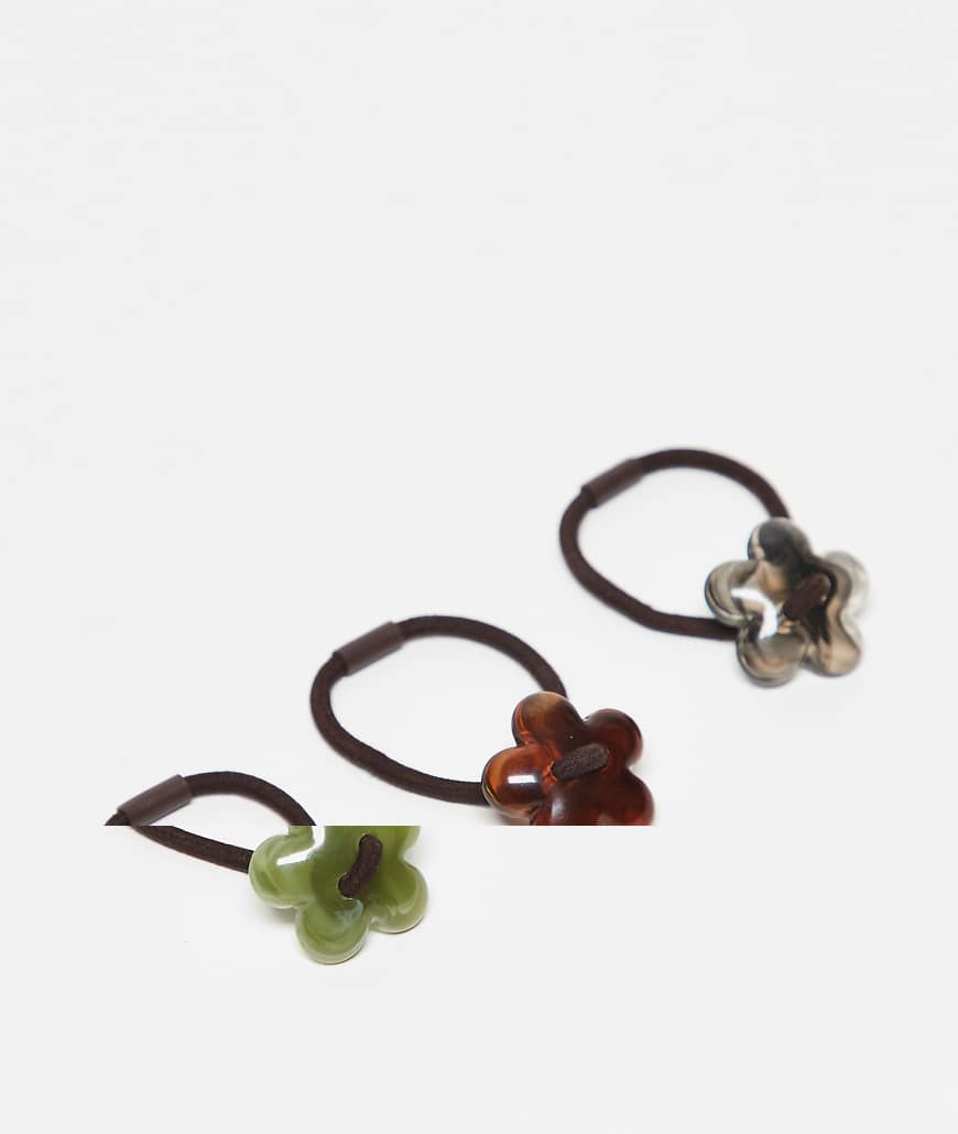DesignB London - 3er-Pack Haargummis mit Kunstharzblume in Neutral DesignB London - 3er-Pack Haargummis mit Kunstharzblume in Neutral von DesignB London