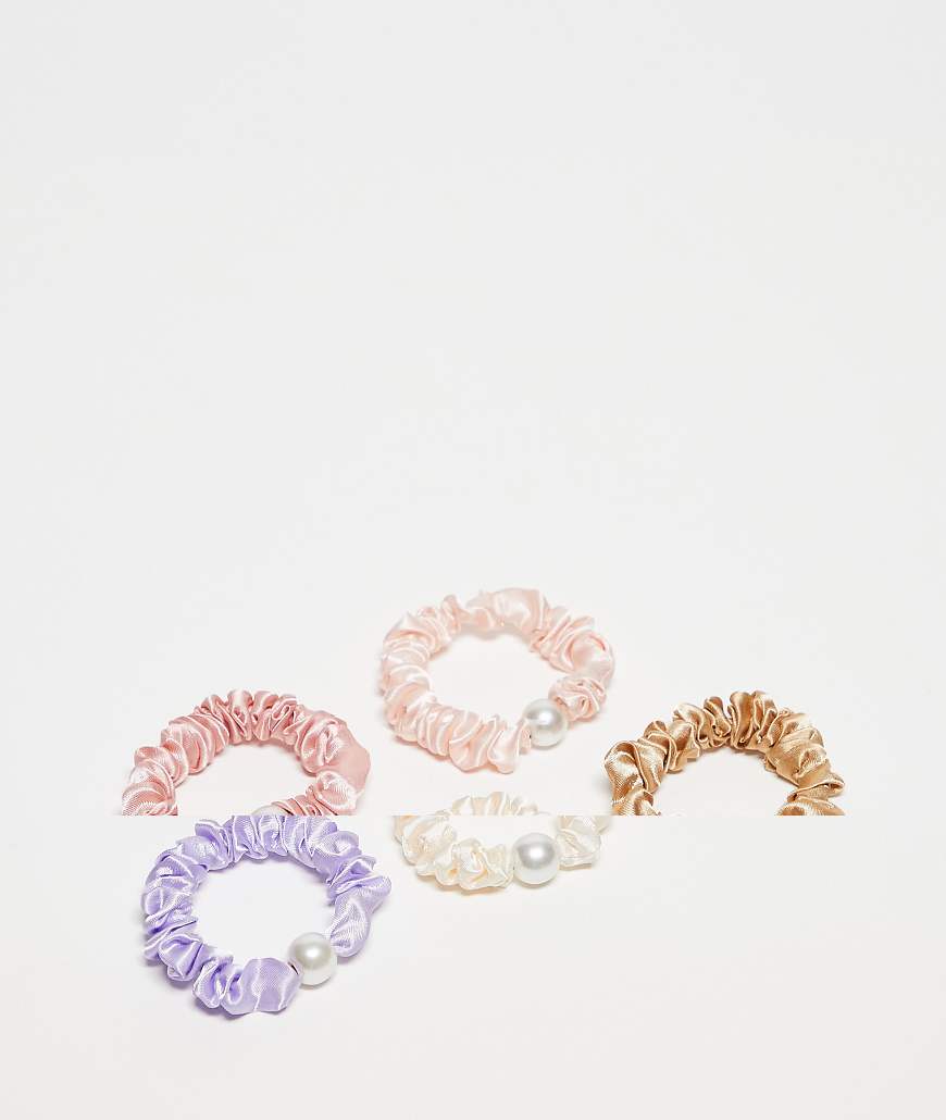 DesignB London - 5er-Pack geraffte Mini-Scrunchie-Haargummis in Neutral mit Perlendetail-Bunt DesignB London - 5er-Pack geraffte Mini-Scrunchie-Haargummis in Neutral mit Perlendetail-Bunt von DesignB London