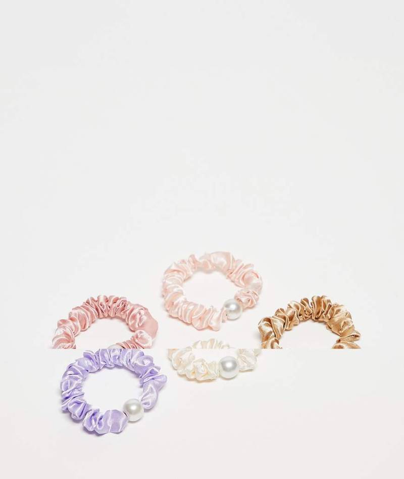 DesignB London - 5er-Pack geraffte Mini-Scrunchie-Haargummis in Neutral mit Perlendetail-Bunt von DesignB London