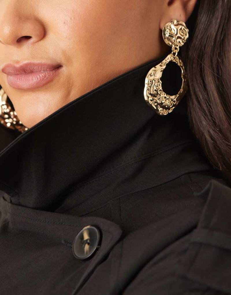 DesignB London - Auffällige Hängeohrringe in Goldoptik mit gehämmertem Design-Goldfarben von DesignB London