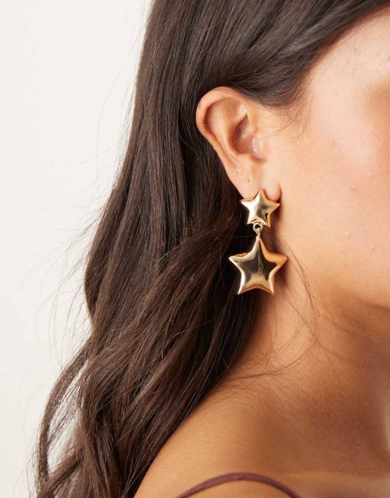 DesignB London - Auffällige Ohrringe in Gold-Optik mit zwei Sternanhängern-Goldfarben von DesignB London