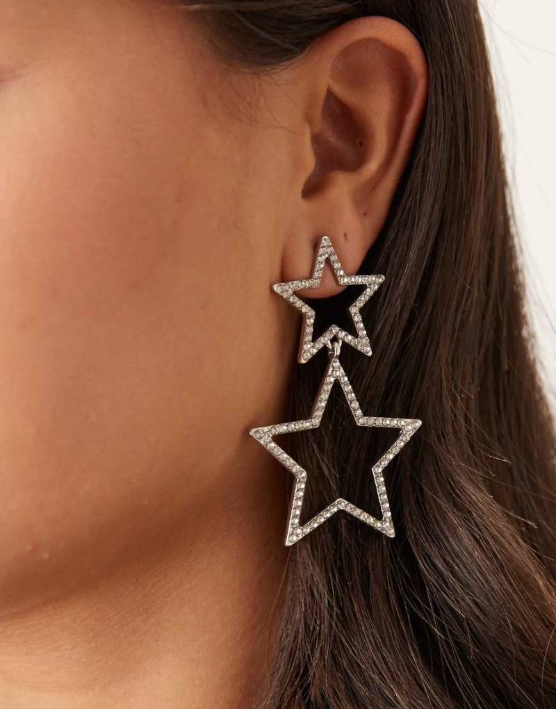 DesignB London - Auffällige Ohrringe in Silberoptik mit zwei Sternanhängern von DesignB London
