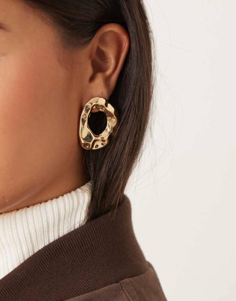 DesignB London - Auffällige goldfarbene Ohrstecker in geschmolzener Optik von DesignB London