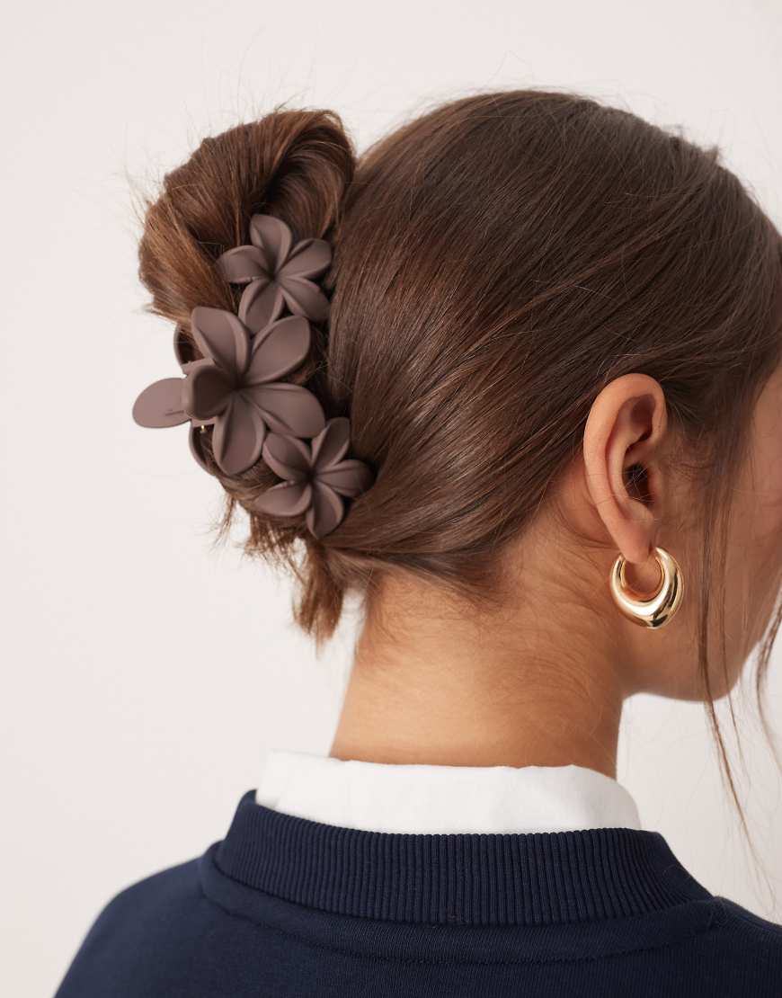 DesignB London - Blumen-Haarklammer in mattem Braun-Brown von DesignB London