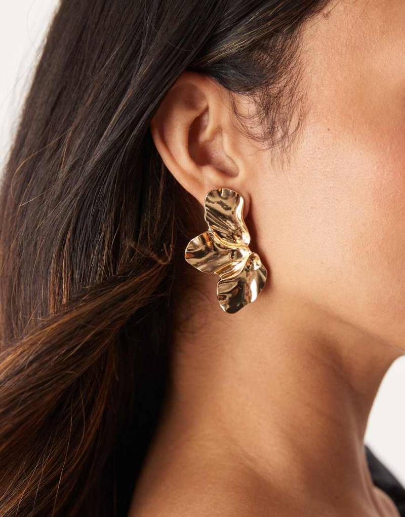 DesignB London - Blumen-Ohrstecker in Gold-Goldfarben von DesignB London