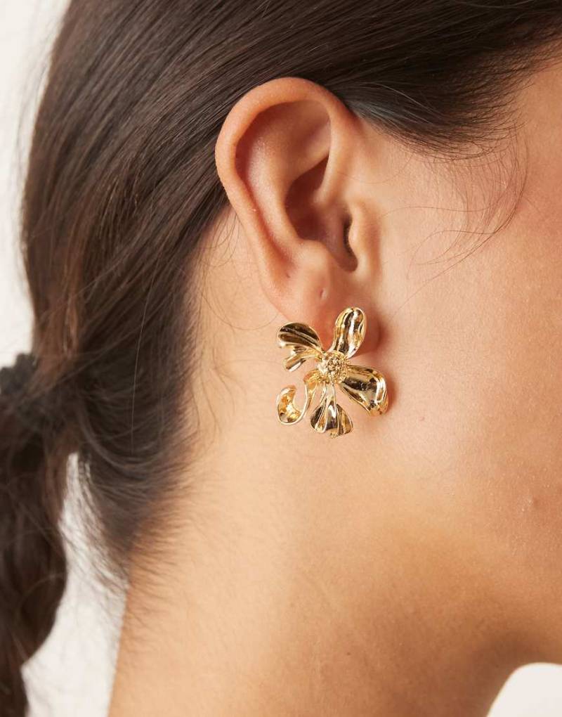 DesignB London - Blumen-Ohrstecker in Gold-Goldfarben von DesignB London