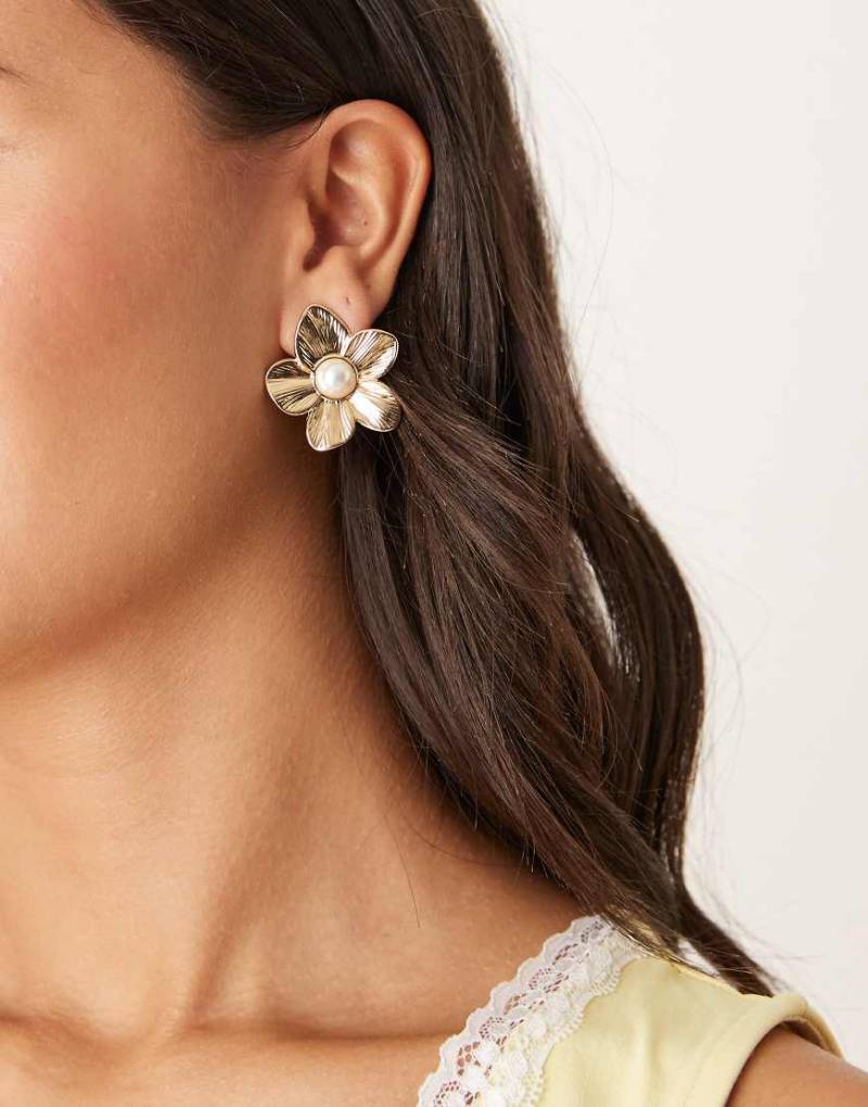 DesignB London - Blumen-Ohrstecker in Gold-Optik mit Perlenverzierung-Goldfarben von DesignB London