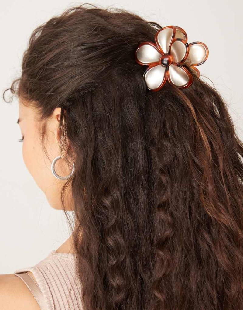 DesignB London - Blumenförmige Haarklammer in Schildpatt- und Gold-Optik-Goldfarben von DesignB London