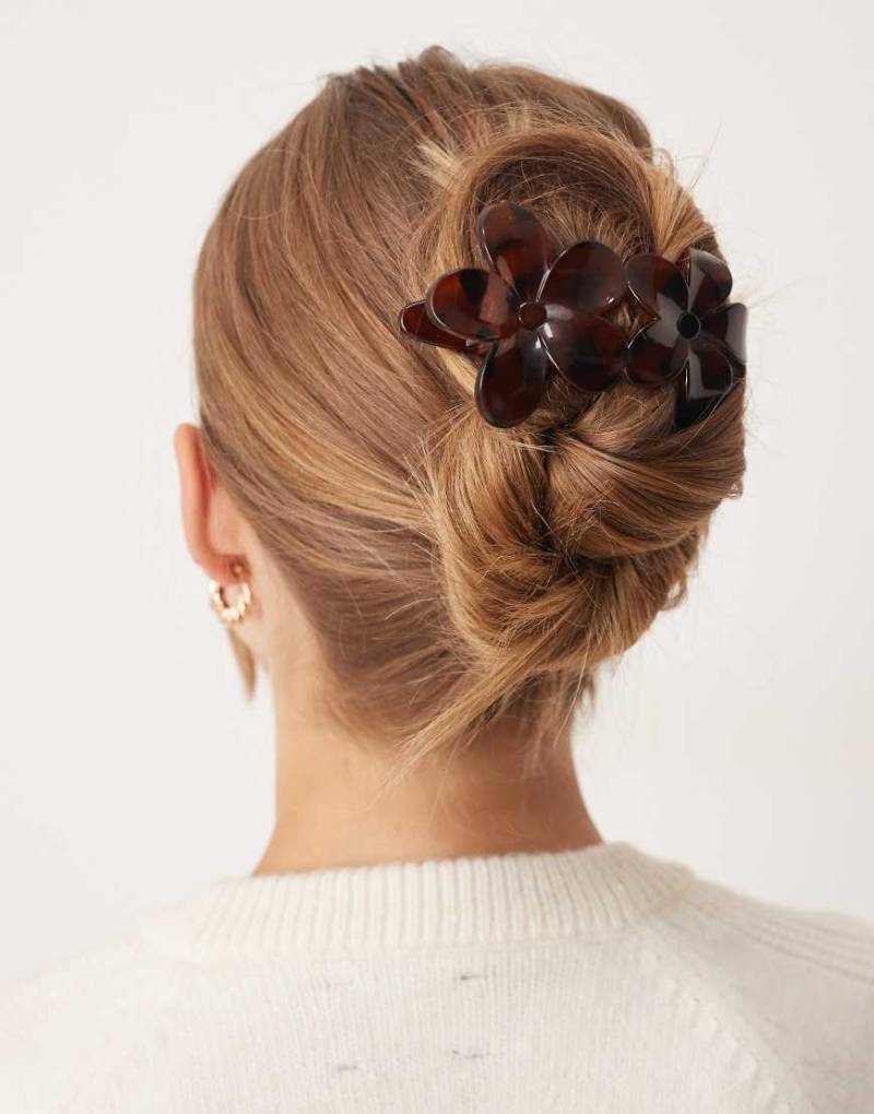 DesignB London - Blumenförmige Haarnadel in Schildpatt-Optik-Braun von DesignB London