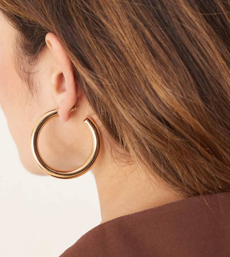 DesignB London - Breite, röhrenförmige Creolen in Goldoptik, 50 mm-Goldfarben von DesignB London