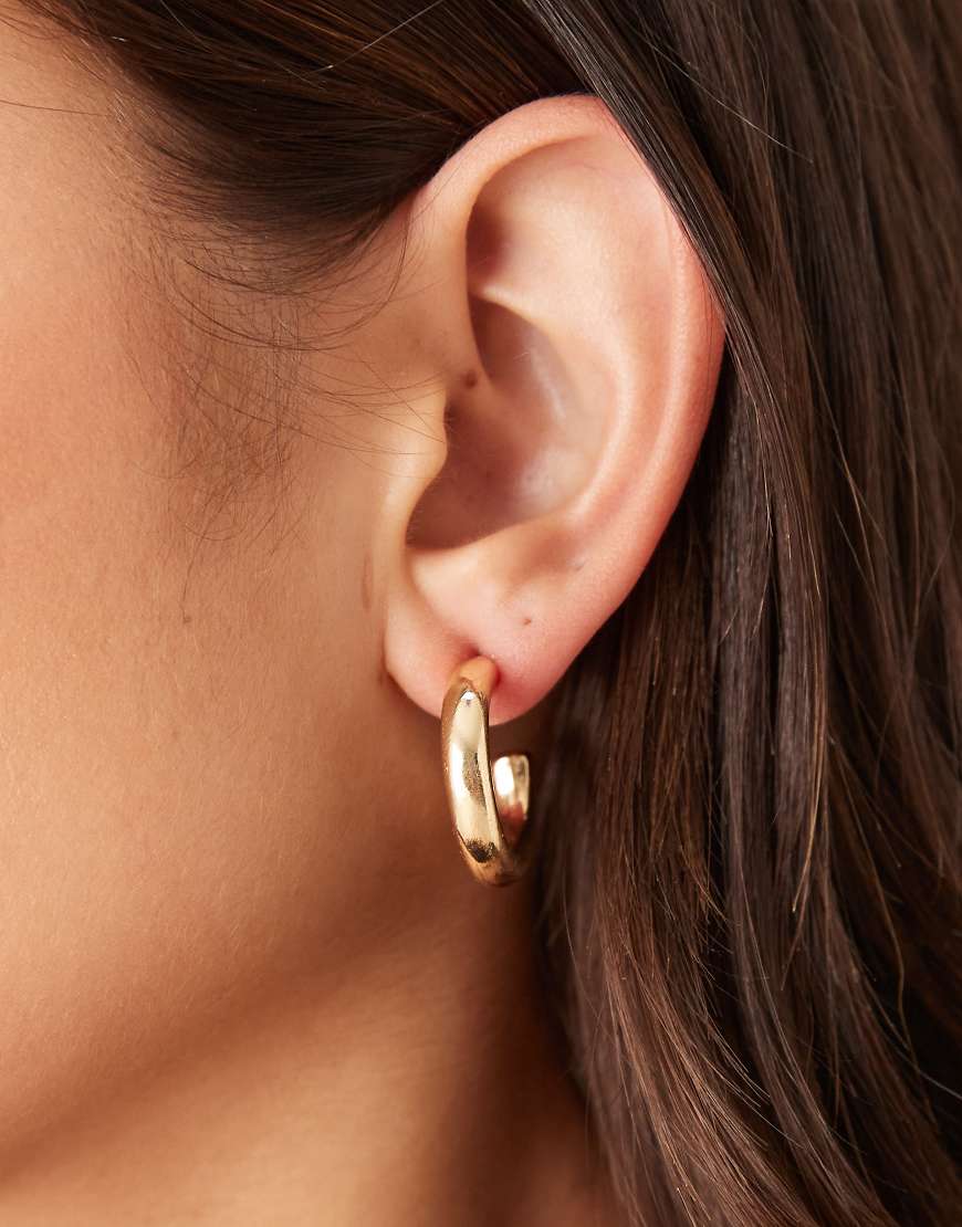 DesignB London - Breite Creolen in Goldoptik, 25 mm-Goldfarben von DesignB London