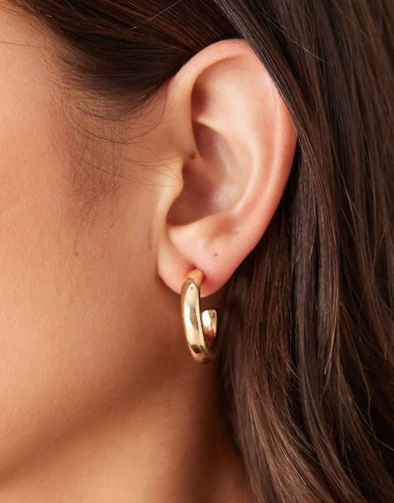 DesignB London - Breite Creolen in Goldoptik, 25 mm-Goldfarben von DesignB London