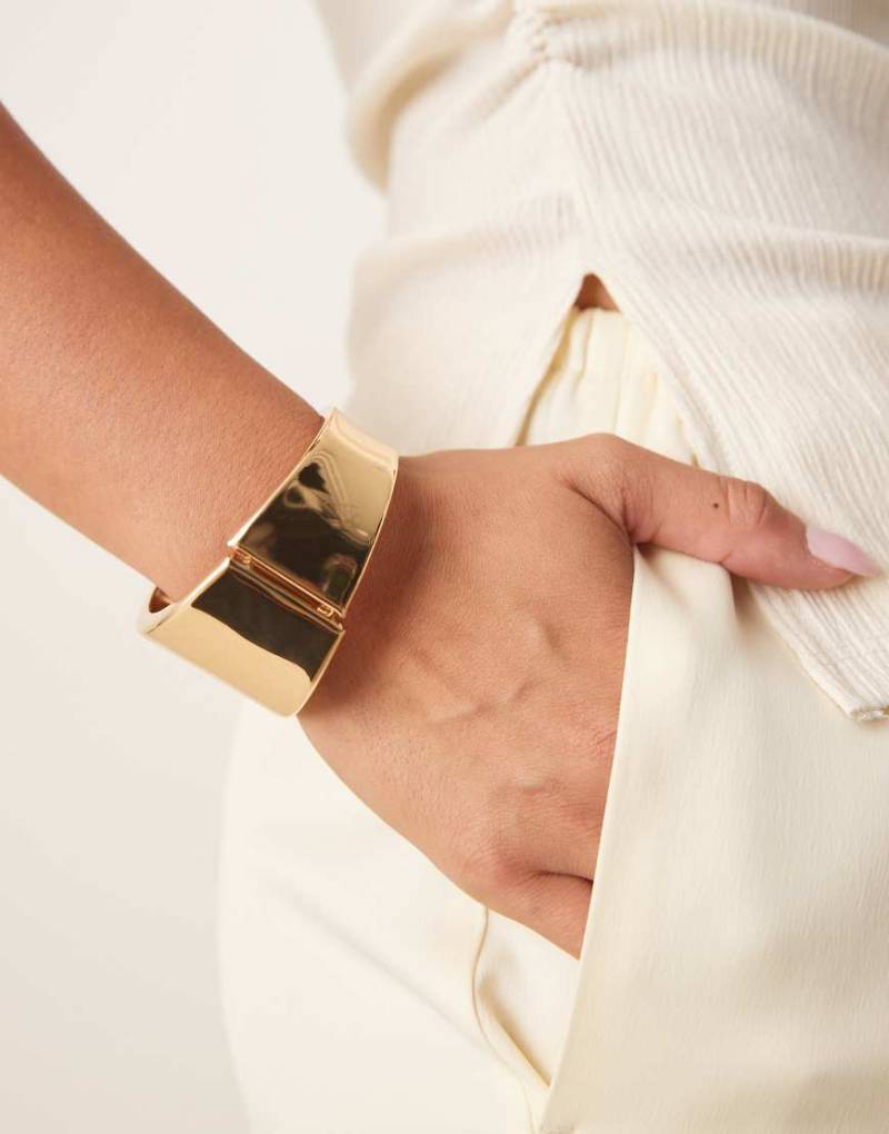 DesignB London - Breiter Armreif aus Metall in Goldoptik-Goldfarben von DesignB London