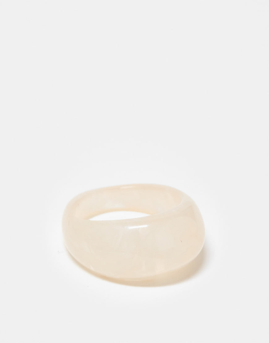 DesignB London - Breiter Ring aus Kunstharz in Creme-Weiß von DesignB London