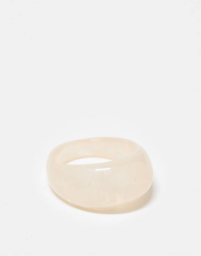DesignB London - Breiter Ring aus Kunstharz in Creme-Weiß von DesignB London