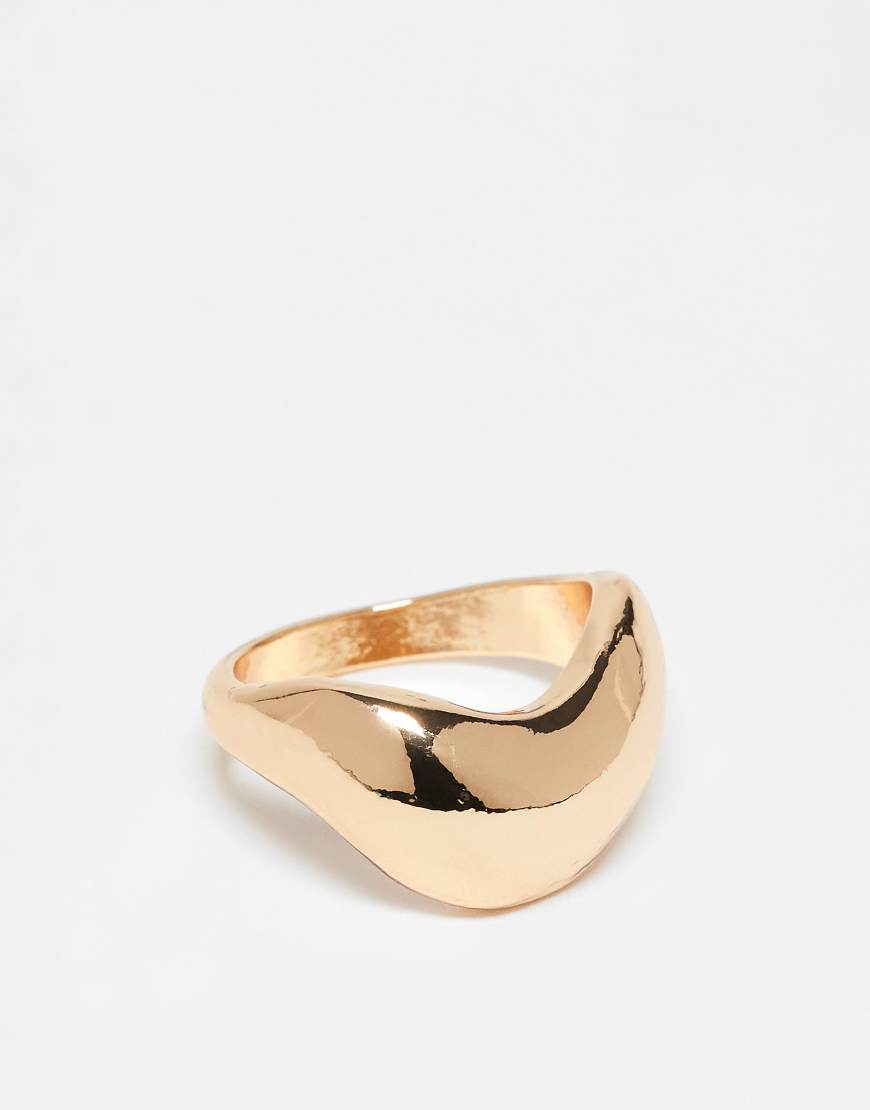 DesignB London - Breiter Ring in Goldoptik mit Schmelz-Design-Goldfarben von DesignB London