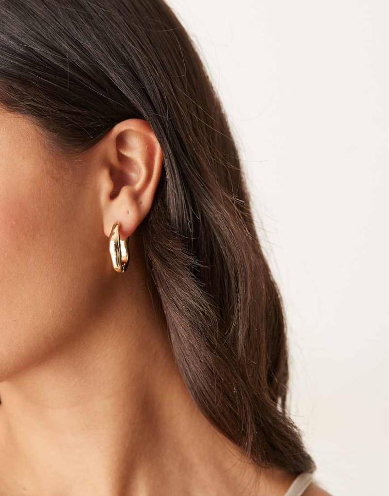 DesignB London - Creolen in Goldoptik mit Schmelzmetall-Design-Goldfarben von DesignB London