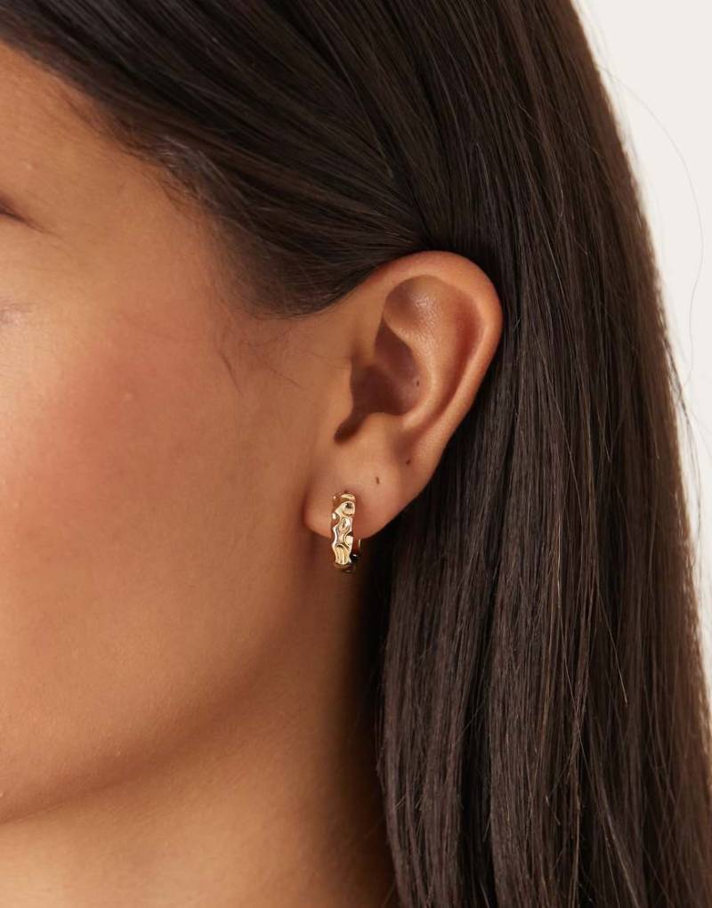 DesignB London - Creolen in Goldoptik mit Schmelzmetall-Design-Goldfarben von DesignB London