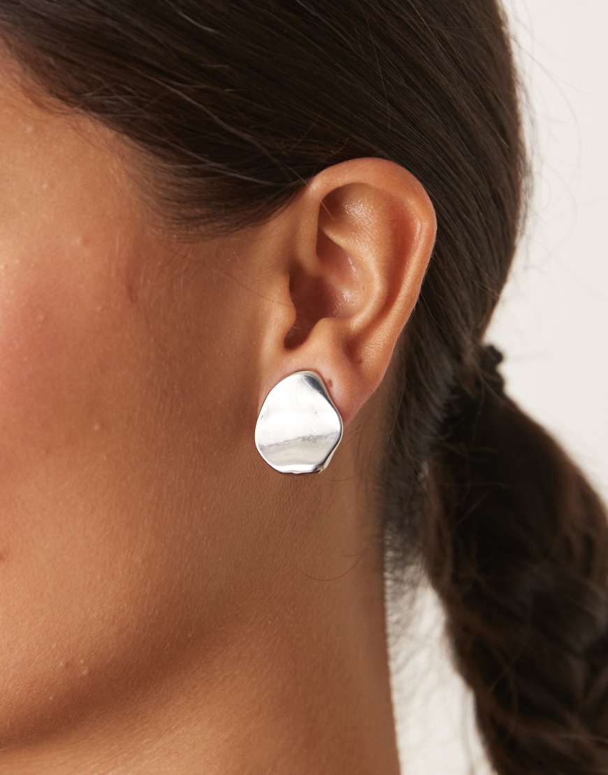 DesignB London - Flache Ohrstecker in geschmolzener Silberoptik von DesignB London