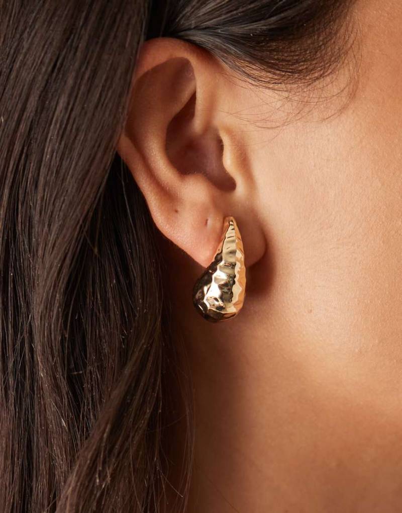 DesignB London - Gehämmerte Ohrringe mit Tropfen-Anhängern in geschmolzener Goldoptik-Goldfarben DesignB London - Gehämmerte Ohrringe mit Tropfen-Anhängern in geschmolzener Goldoptik-Goldfarben von DesignB London