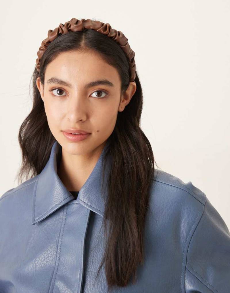 DesignB London - Geraffter Haarreif aus Kunstleder in Dunkelbraun-Brown von DesignB London