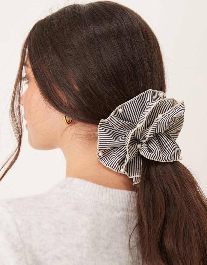 DesignB London - Gestreifter Scrunchie-Haargummi in Schwarz und Weiß mit Perlendetail und Rüschen-Grau von DesignB London