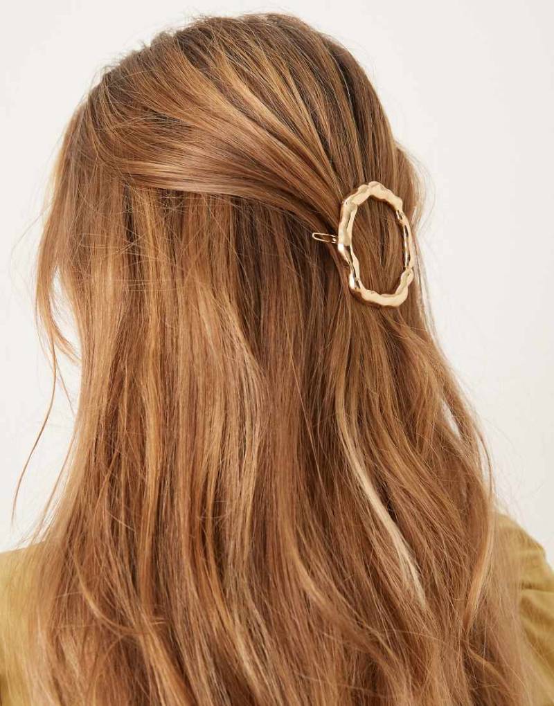 DesignB London - Goldfarbene, runde Haarspange mit geschmolzenem Design von DesignB London