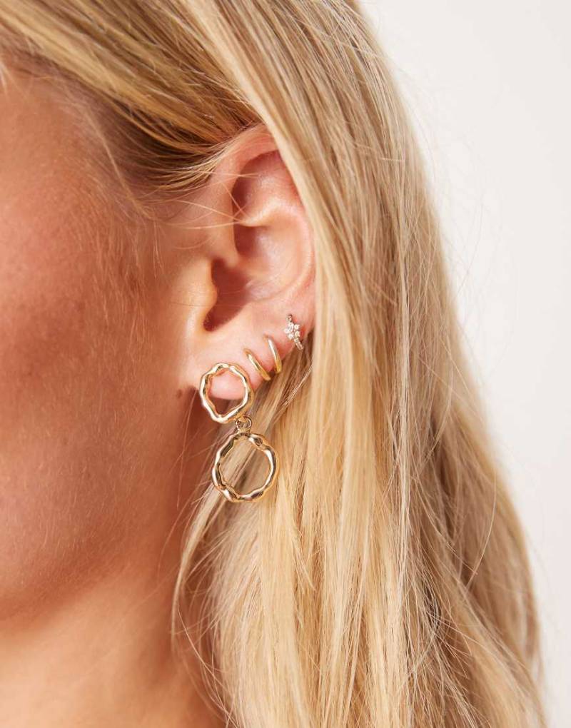 DesignB London - Goldfarbene Doppel-Creolen aus geschmolzenem, gehämmertem Metall von DesignB London