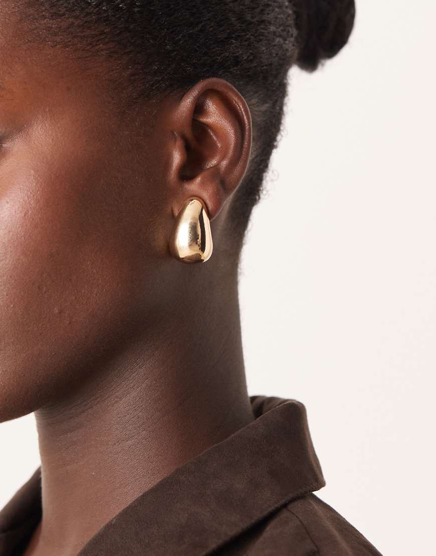 DesignB London - Goldfarbene Hängeohrringe in Tropfenform von DesignB London