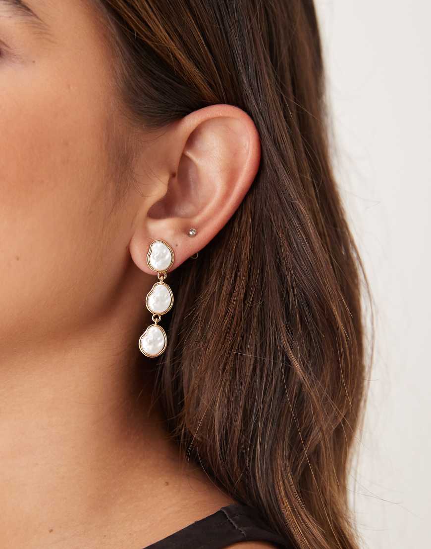 DesignB London - Goldfarbene Hängeohrringe mit Zierperlen-Design von DesignB London