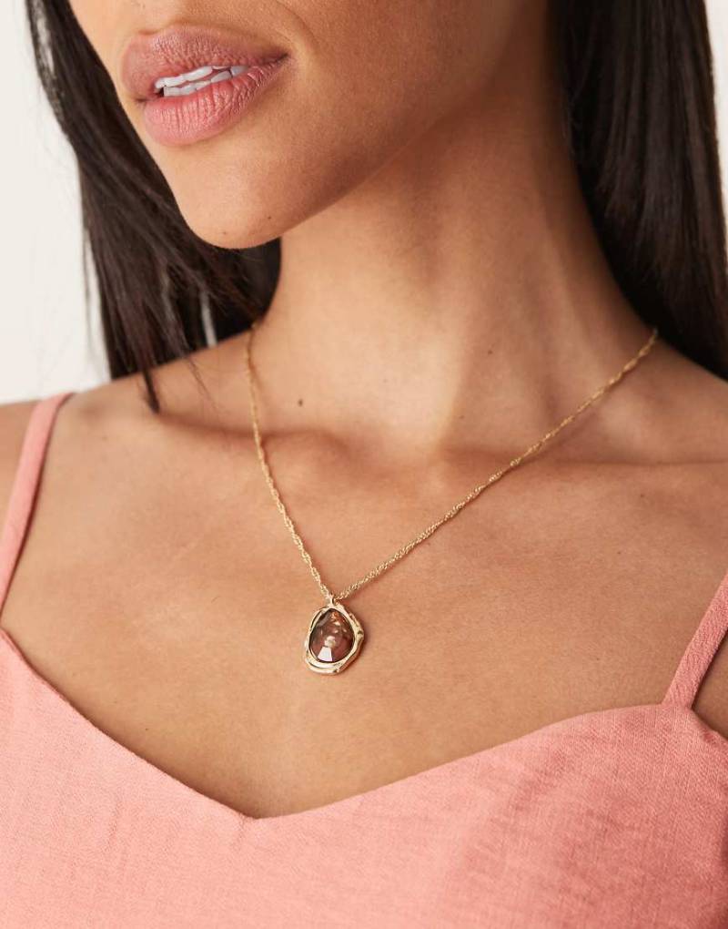 DesignB London - Goldfarbene Halskette mit Bernstein-Anhänger von DesignB London