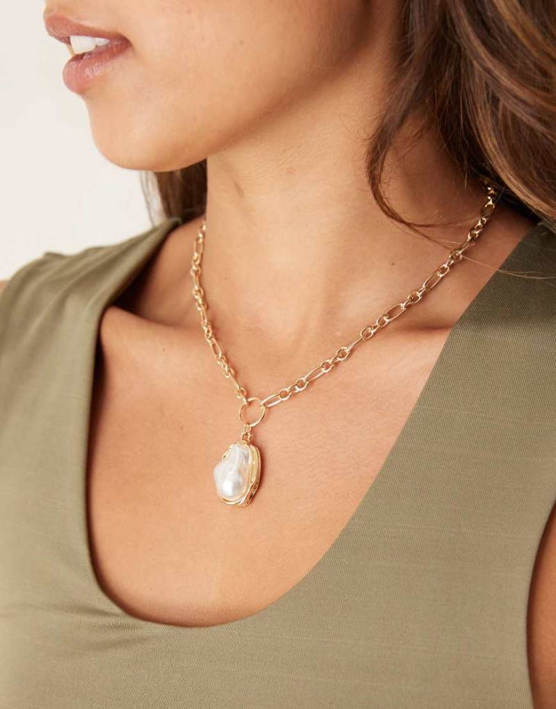 DesignB London - Goldfarbene Halskette mit Kunstperlenanhänger und Krallenfassung von DesignB London