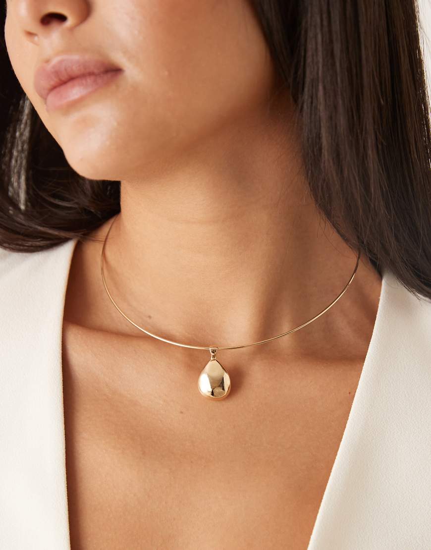 DesignB London - Goldfarbene Halskette mit Tropfenanhänger von DesignB London