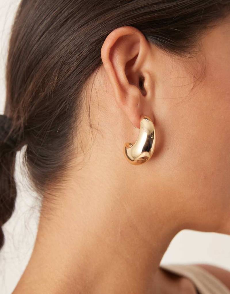 DesignB London - Goldfarbene Kreolen in Tropfenform von DesignB London