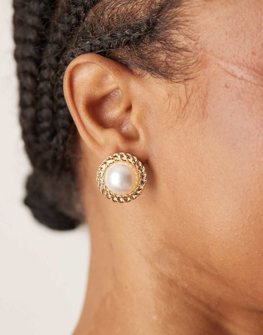 DesignB London - Goldfarbene Ohrstecker im Vintage-Look mit Seilstruktur und Perle DesignB London - Goldfarbene Ohrstecker im Vintage-Look mit Seilstruktur und Perle von DesignB London