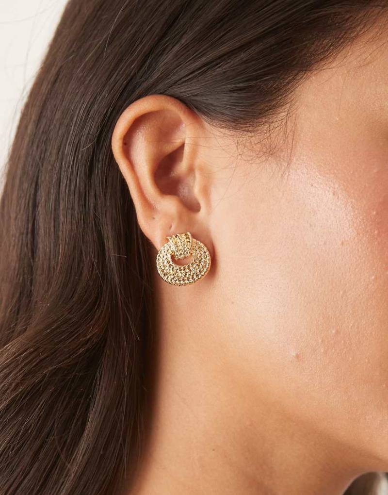 DesignB London - Goldfarbene Ohrstecker im gehämmerten Türklopfer-Design von DesignB London