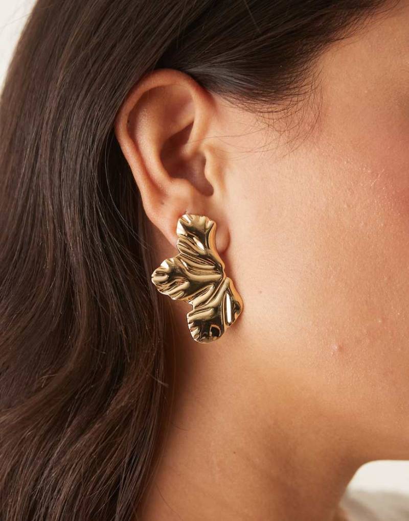 DesignB London - Goldfarbene Ohrstecker im geschmolzenen Blütenblatt-Design von DesignB London