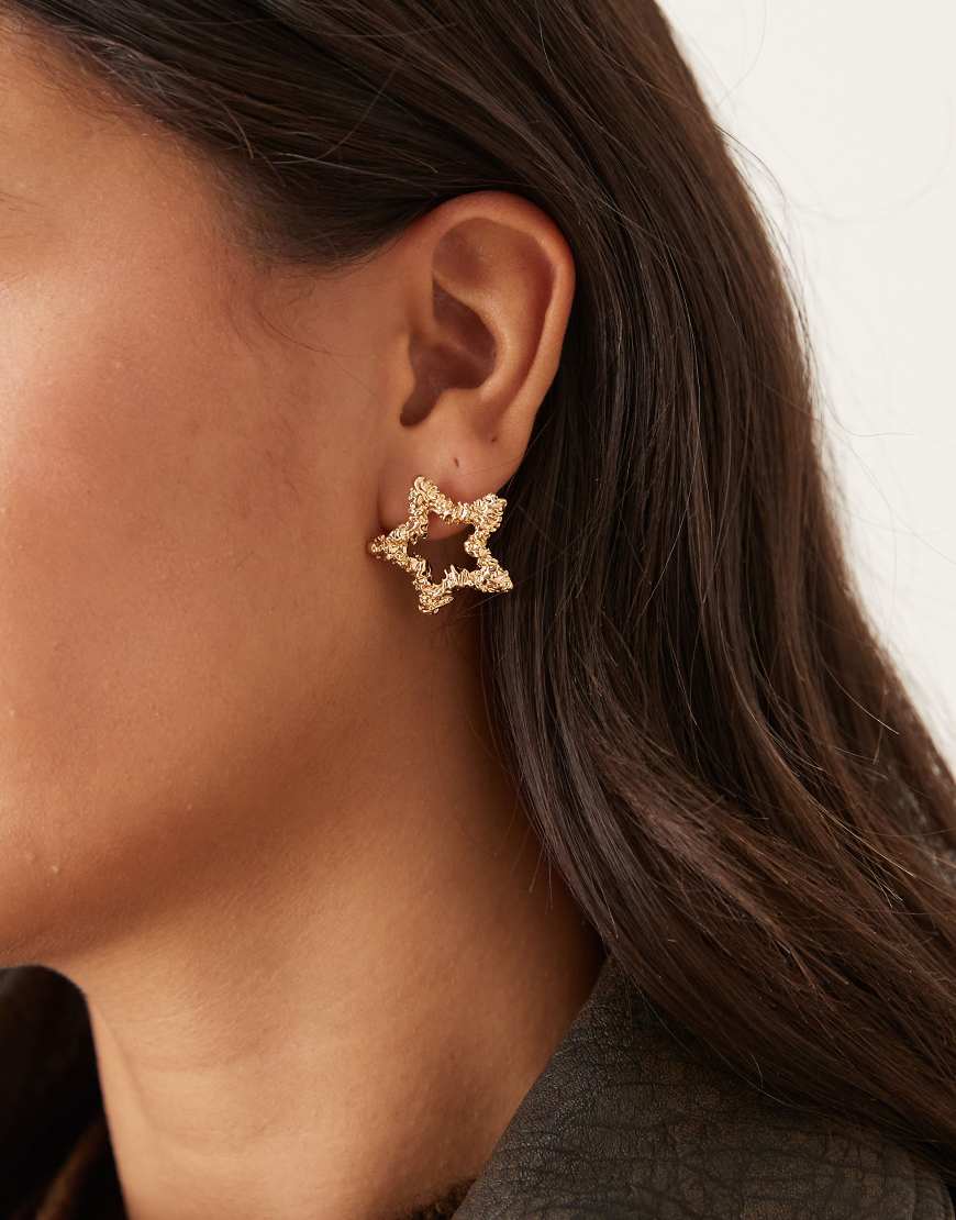 DesignB London - Goldfarbene Ohrstecker im geschmolzenen Stern-Design von DesignB London