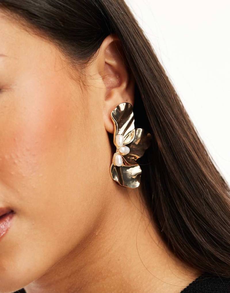 DesignB London - Goldfarbene Ohrstecker mit Blattdesign und Perlendetails von DesignB London