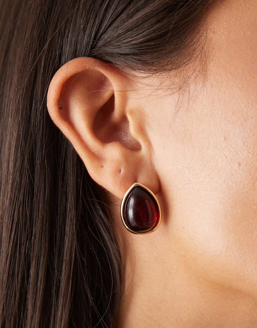 DesignB London - Goldfarbene Ohrstecker mit Kunstedelstein in Rot von DesignB London