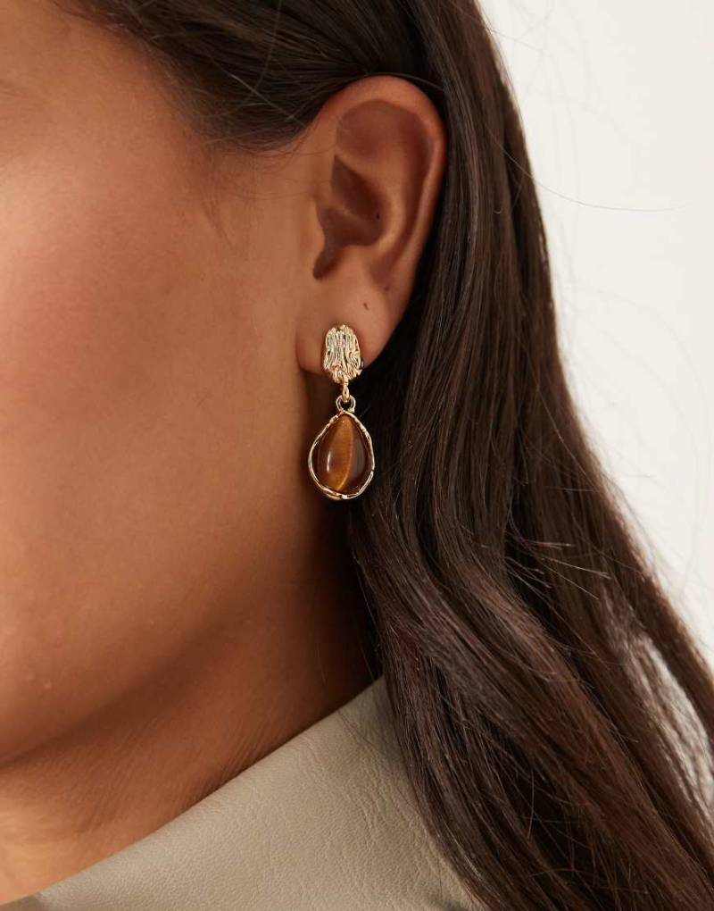 DesignB London - Goldfarbene Ohrstecker mit braunem Schmucksteinanhänger mit Schmelzdesign von DesignB London