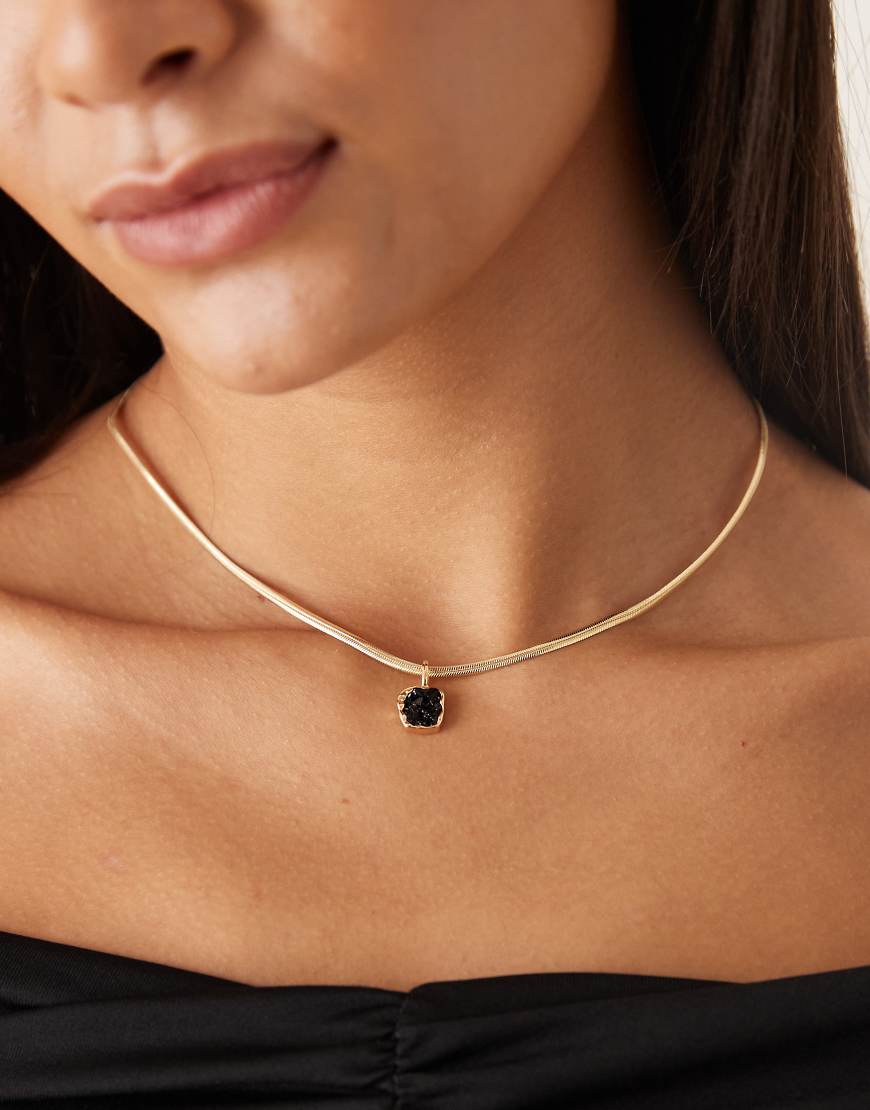 DesignB London - Goldfarbene Schlangenhalskette mit Anhänger mit braunem Stein von DesignB London