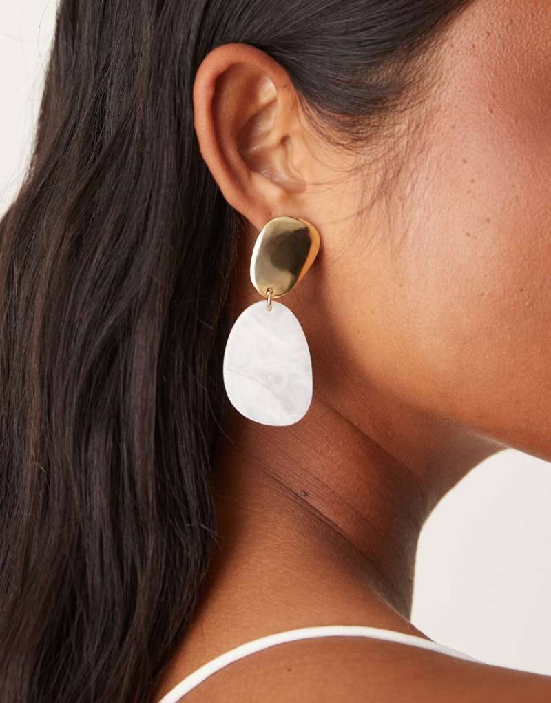 DesignB London - Goldfarbene Statement-Ohrringe mit weißem Stein von DesignB London