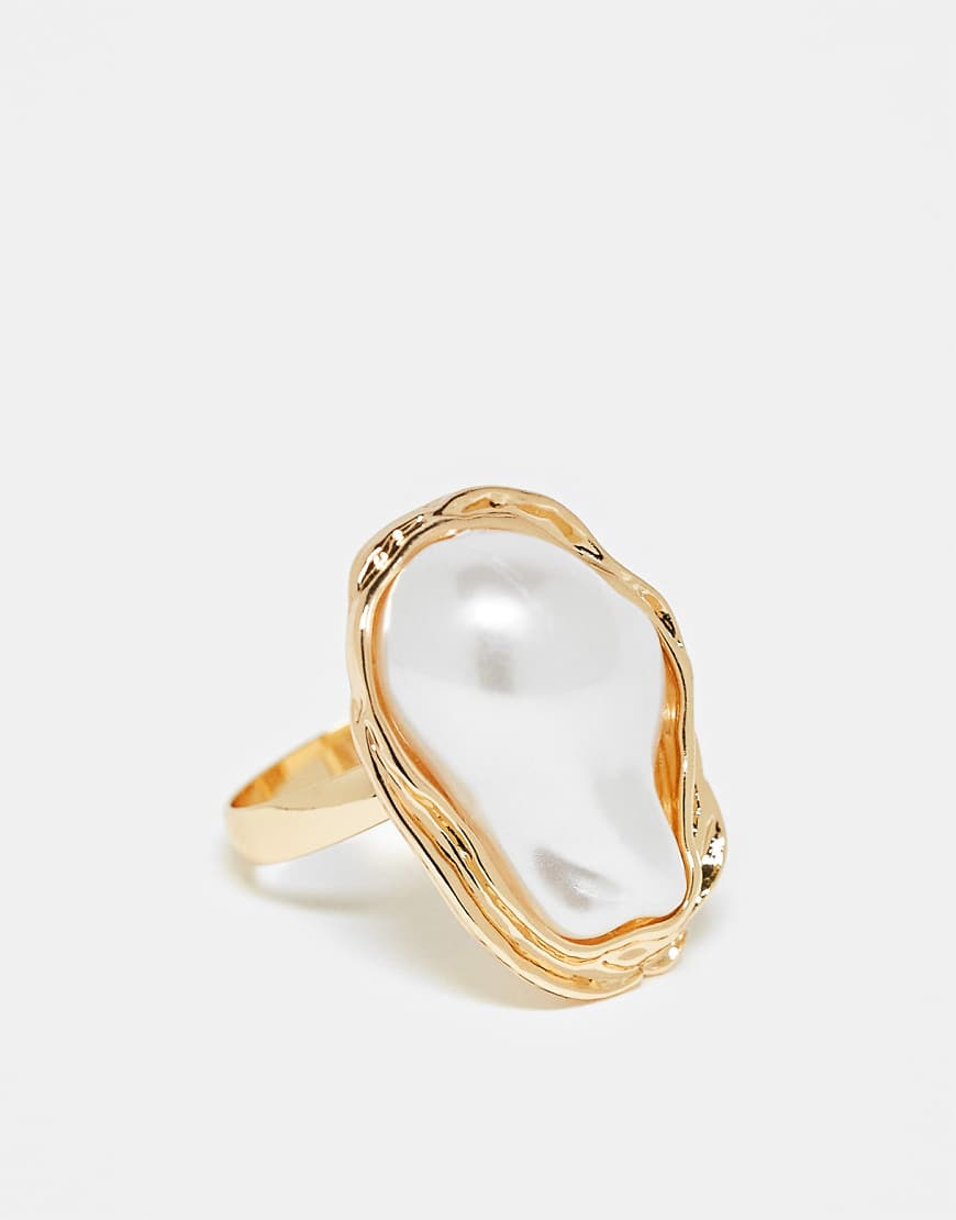 DesignB London - Goldfarbener Ring mit Perle in Krappenfassung von DesignB London