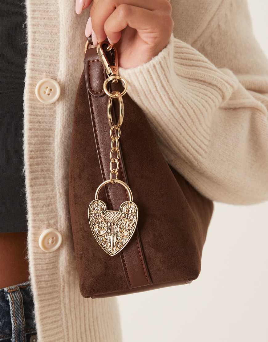 DesignB London - Goldfarbener Statement-Taschenanhänger mit Boho-Herzdesign von DesignB London